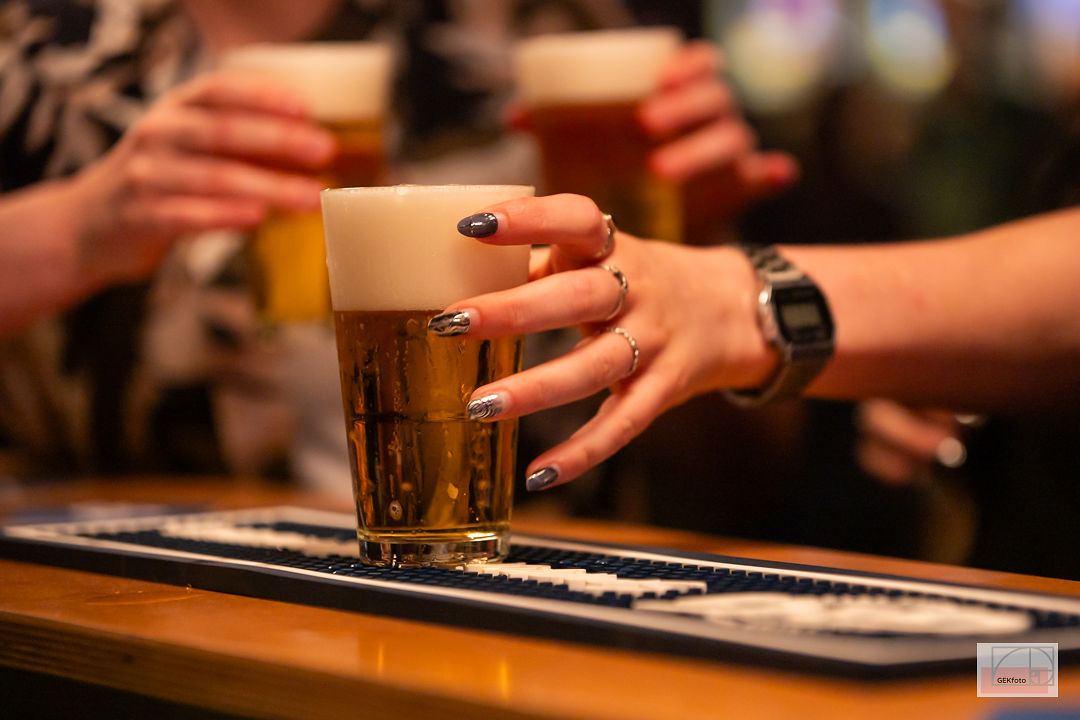 Handen pakken volle glazen bier van de bar tijdens het festival — foto: GEKfoto